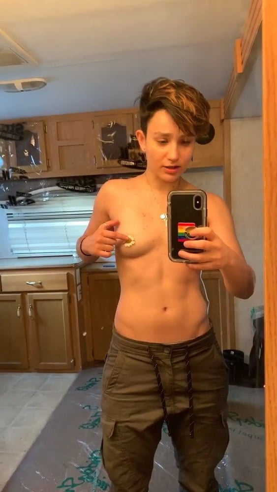 American actress Bex Taylor-Klaus topless selfie shots