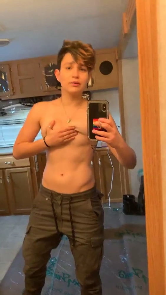 American actress Bex Taylor-Klaus topless selfie shots