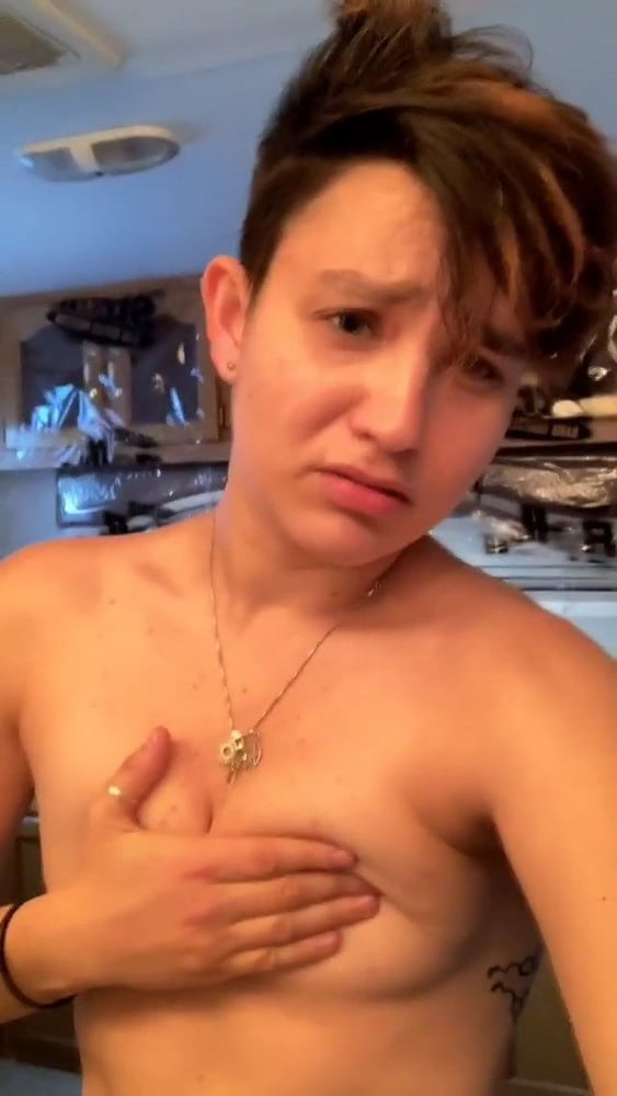 American actress Bex Taylor-Klaus topless selfie shots