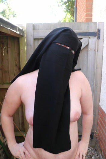 Niqab Flashing  nude in the yard