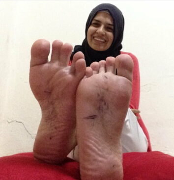 Hijab muslim sluts with SEXY FEET