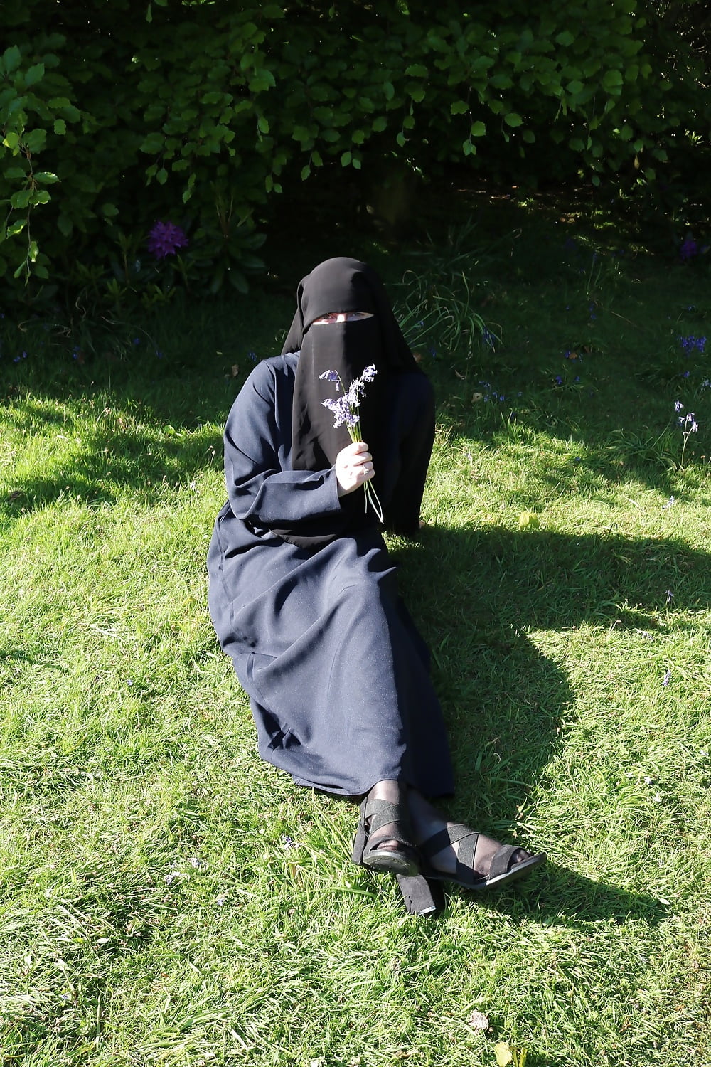 Muslim Burqa Niqab suspenders Outdoors Flashing